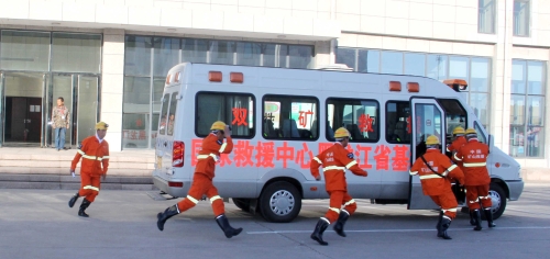 图为：闻警出动，，，，，，争分夺秒