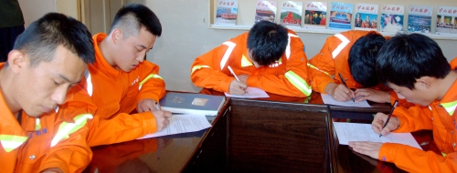 懂业务，，，，，，，更要有知识。。。。。。。日常的理论学习不仅仅是坐在教室里听讲，，，，，，，更要在考场上拿出好成绩。。。。。。。图为鸡矿救护大队的指战员们在理论学习考场上奋笔疾书。。。。。。。02