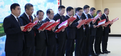 集团总部机关部门总监、高级经理以一首精彩的配乐诗朗诵，，，，，，深情地表达了全体机关干部对集团公司2020年的美好祝愿。。。。。