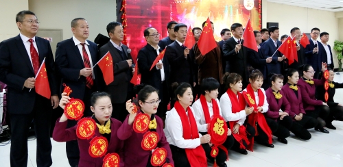 集团公司领导与全体演职人员共同合唱《我和我的祖国》，，，，，，把迎新春茶话会推向了高潮。。。。。01
