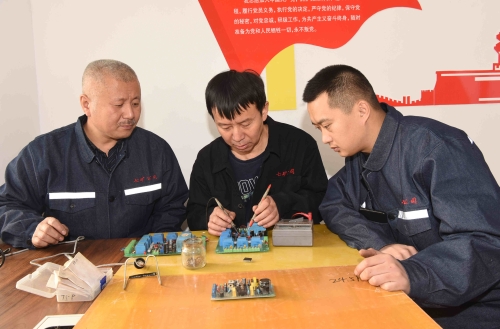 000   七矿公司新兴矿王守朋工作室坚持技术创新，，，，，，，，科技创效，，，，，，，，成效显著。。。。。图为王守朋（中）与科研小组在一起专研业务。。。。。孙国祥摄_副本