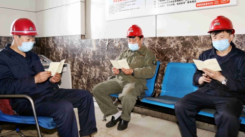 七矿公司上下深入学习贯彻习近平总书记关于安全生产工作重要指示精神。。。。。。。图为龙选厂重选车间班长组织当班职工班中学习习近平总书记关于安全生产工作重要指示精神。。。。。。。_副本