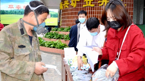 新兴矿开展全国安全宣传咨询日活动，，，，，积极宣传安全知识，，，，，切实增强职工掌握安全知识水平，，，，，提高安全生产意识，，，，，为企业安全高效发展夯实安全基础。。。。。。。。_副本