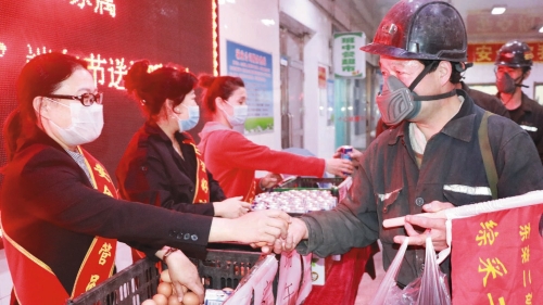 图为：东荣二矿女工将鸡蛋和牛奶递到职工手中，，，，，，，，叮嘱“安全第一”。。。。。