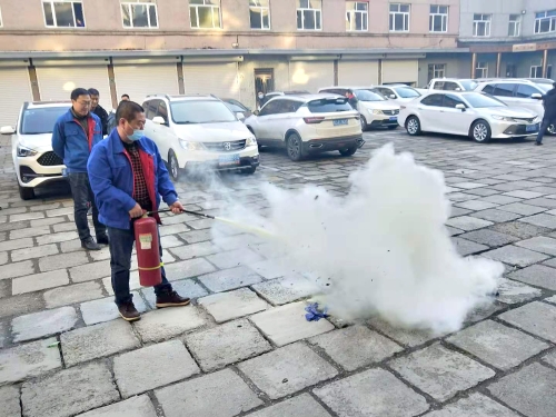 图为供电公司组织职工进行灭火器使用培训。。。。。王超 摄