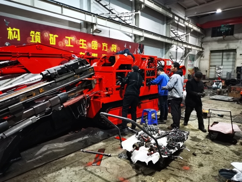 工人在装配电磁控制系统阀组。。。。。。。。孙利 摄