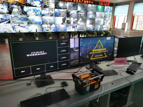 东荣三矿调度室掘进机远程操控平台。。。。。。。。孙利 摄