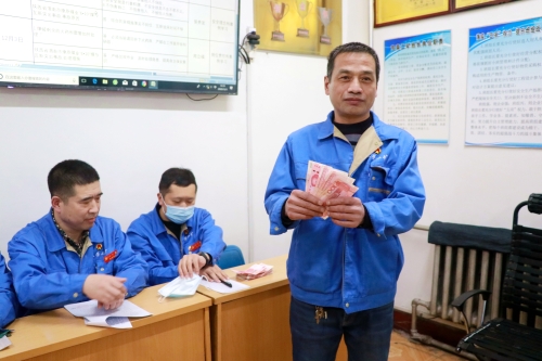 图为东荣二矿职工高兴地领回违章？？？？？？罘祷菇  李菁冶 摄