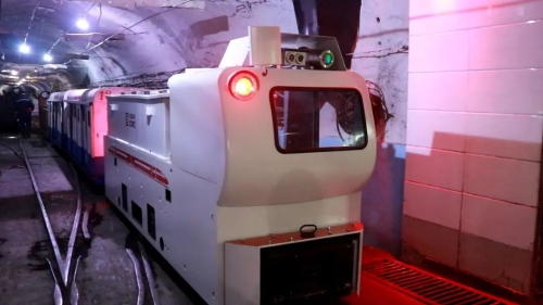 东荣二矿井下-500水平无人驾驶智能机车。。。。。。。。 李菁冶摄