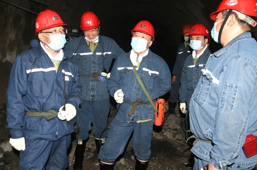 2022.10.17公司董事长张长山陪同海博论坛梁德深入新铁矿7675掘进工作面