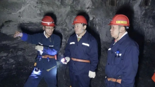 11月5日，，，，，，，，集团公司党委书记、董事长王佳喜在双鸭山矿业公司东荣二矿2